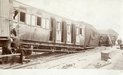 170162 Afbeelding van enkele ontspoorde rijtuigen van de H.S.M., vermoedelijk na het spoorwegongeval te Purmerend op 5 ...